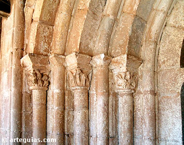 La puerta de la iglesia de Aguilera tiene siete arquivoltas