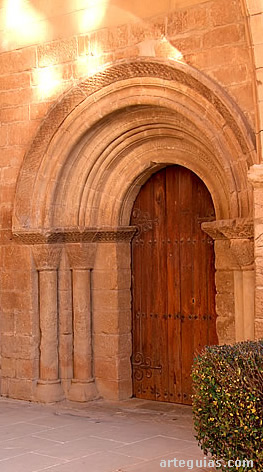 Puerta de la capilla rom&aacute;nica del castillo de Alca&ntilde;iz