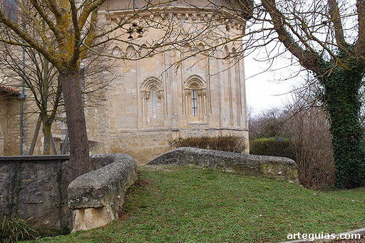 Iglesia de A&ntilde;ua, con su particular cabecera