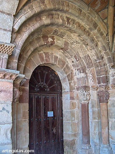 Puerta rom&aacute;nica. Argomilla de Cay&oacute;n