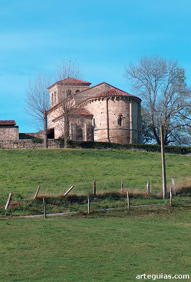 Veredes prados rodean la iglesia de Argomilla de Cay&oacute;n
