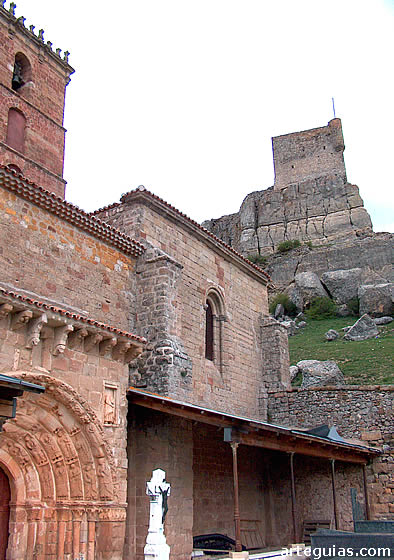 Iglesia de Santa Mar&iacute;a del Rey y el castillo de Atienza al fondo