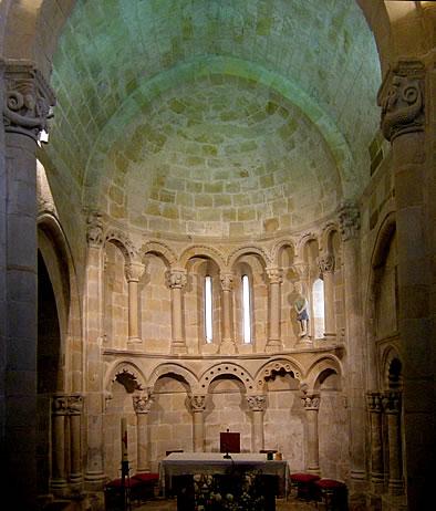 Fant&aacute;stico &aacute;bside de la iglesia de Bareyo
