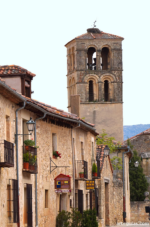 Calles de Pedraza con el campanario rom&aacute;nico de su parroquial