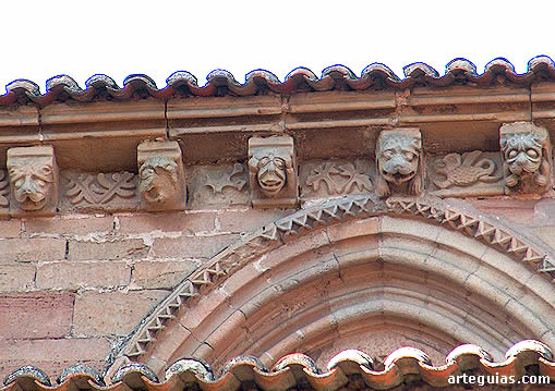 Catedral de Sig&uuml;enza: canecillos y metopas