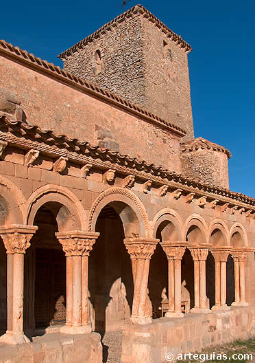 Extraordinaria iglesia porticada de San Pedro de Caracena
