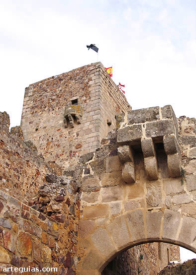 Puerta y torre del homenaje del Castillo de Medell&iacute;n.