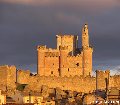 Atardecer en el castillo de Tur&eacute;gano