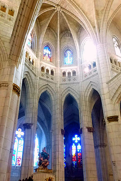 Impactante cabecera de la Catedral de Santa Mar&iacute;a de Vitoria