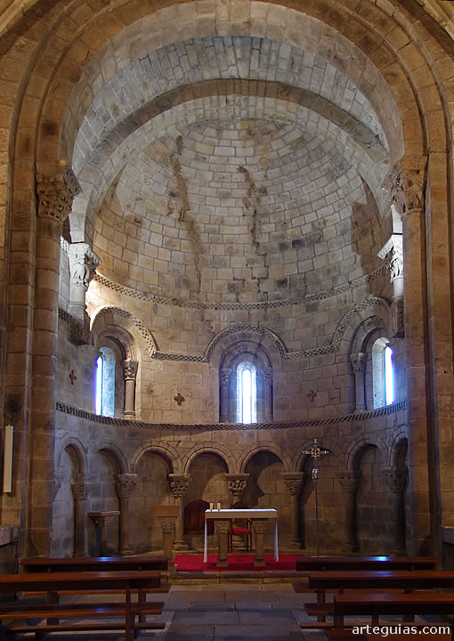 Interior de la iglesia de San Pedro de Cervatos
