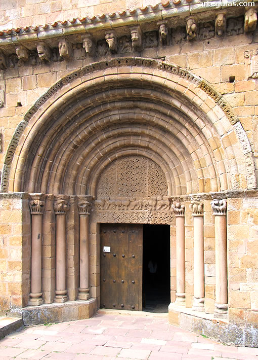 San Pedro de Cervatos: portada