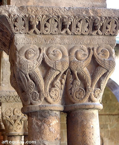 Detalle del claustro de San Pedro de la R&uacute;a de Estella