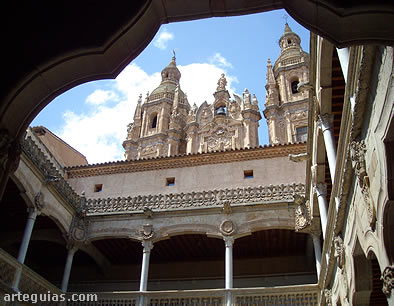 La Clerec&iacute;a desde el patio de la Casa de las Conchas