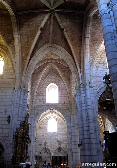 Majestuoso alzado de la Colegiata de Covarrubias