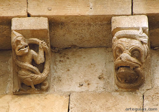 Canecillos con impresionantes monstruos