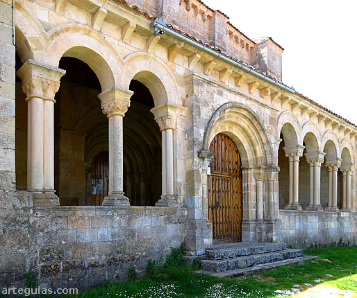 San Miguel de Fuentidue&ntilde;a:  galer&iacute;a porticada