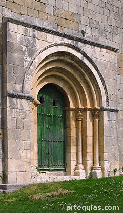Puerta occidental de San Miguel de Fuentidue&ntilde;a