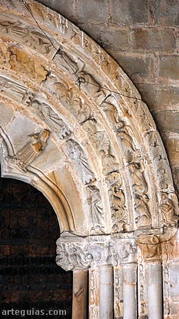 Detalle de la portada de Andra Mari de Galdakao