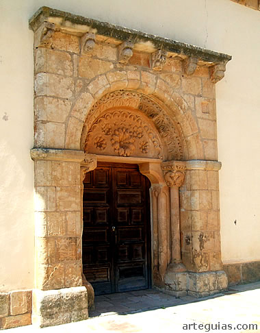 Puerta de la Ermita de Garray, con su simb&oacute;lico t&iacute;mpano