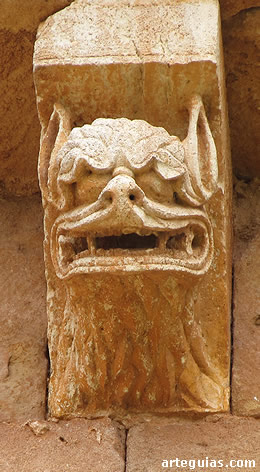 Canecillo de la iglesia de Hermosilla