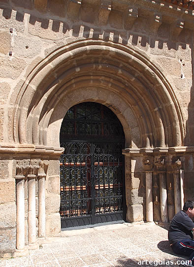 Puerta rom&aacute;nica de la iglesia de Santa Eulalia