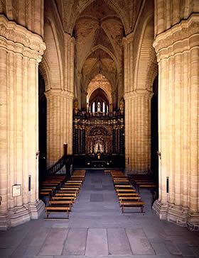 Nave central de la catedral de Sig&uuml;enza