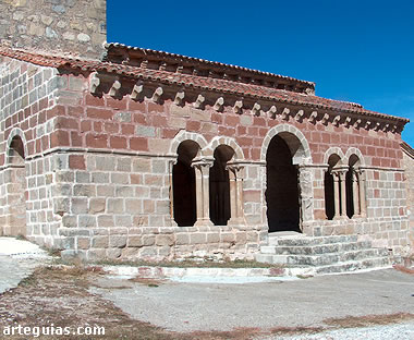 Galer&iacute;a porticada de la iglesia de Jodra del Pinar
