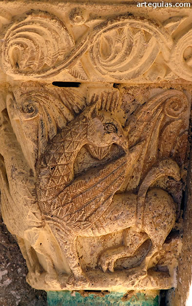 Capitel con grifos: iglesia de Mi&ntilde;o de San Esteban