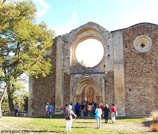 Fachada de la iglesia abacial