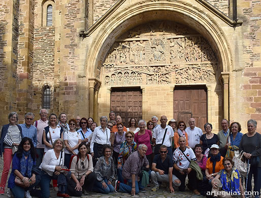 Foto de familia delante de la portada de la Abad&iacute;a de Conques