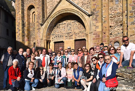 Foto de familia ante la Abad&iacute;a de Conques