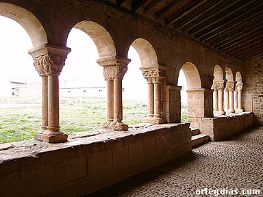 Galer&iacute;a porticada de la iglesia de Ome&ntilde;aca