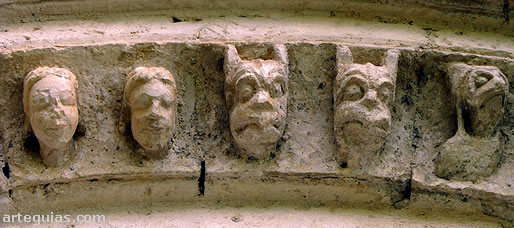 Detalle de la puerta rom&aacute;nica de la iglesia de Pecharrom&aacute;n
