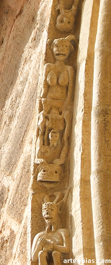 Arquivolta con demonios en la portada de la iglesia de Cifuentes