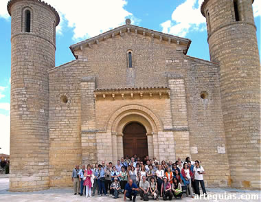 Posando ante la fachada occidental de la soberbia iglesia de Fr&oacute;mista