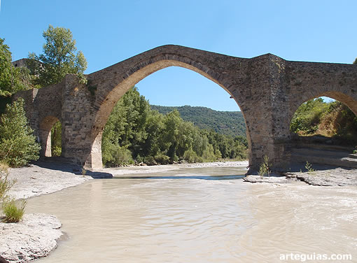 Puente rom&aacute;nico de Besi&aacute;ns