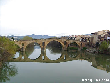 Puente la Reina: puente rom&aacute;nico