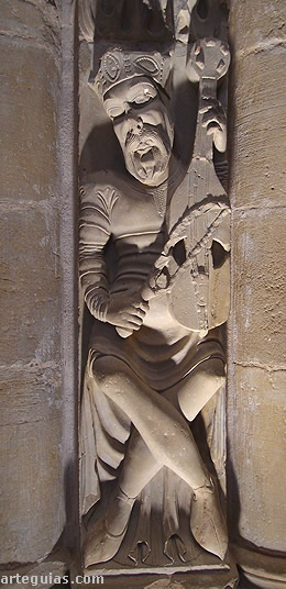Esttaua del Rey David en la cabecera de la Catedral de Santo Domingo de la Calzada