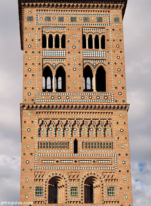 Detalle del campanario de la iglesia de San Mart&iacute;n de Teruel