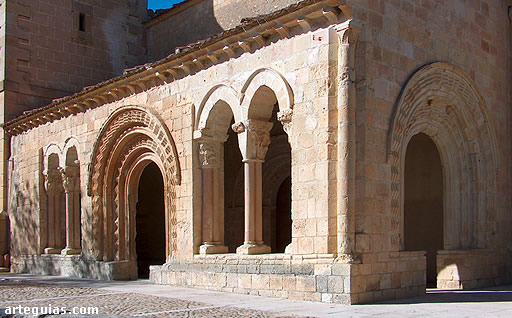 Galer&iacute;a portica de la iglesia de San Pedro de Ga&iacute;llos