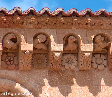 Cornisa con canecillos y metopas. San Vicente