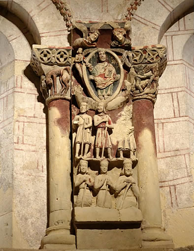 Detalle del retablo rom&aacute;nico en piedra de la iglesia de Santiago de Tur&eacute;gano
