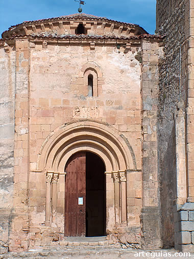 Entrada a la iglesia de la Vera Cruz de Segovia