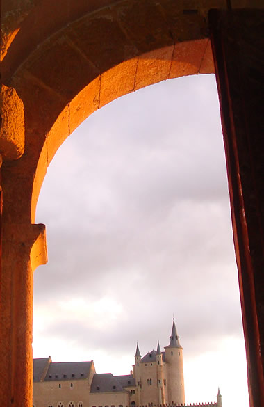 El Alc&aacute;zar visto desde la puerta de la iglesia de la Vera Cruz