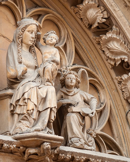 Detalle de la portada g&oacute;tica de la Bas&iacute;lica de San Miguel