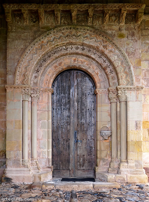 Portada rom&aacute;nica de la Iglesia de Santa Mar&iacute;a de Narzana