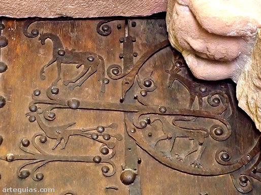 Detalle de los herrajes de la puerta de la iglesia de las Tres Fuentes (Valga&ntilde;&oacute;n)