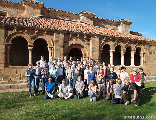 Imagen del grupo posando delante de la iglesia de Jaramillo de la Fuente