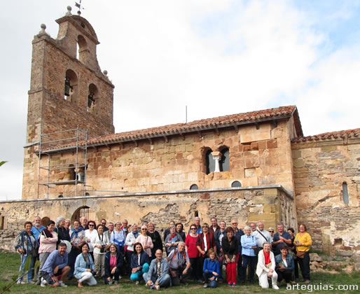Frente a la iglesia prerrom&aacute;nica de San Vicente del Valle