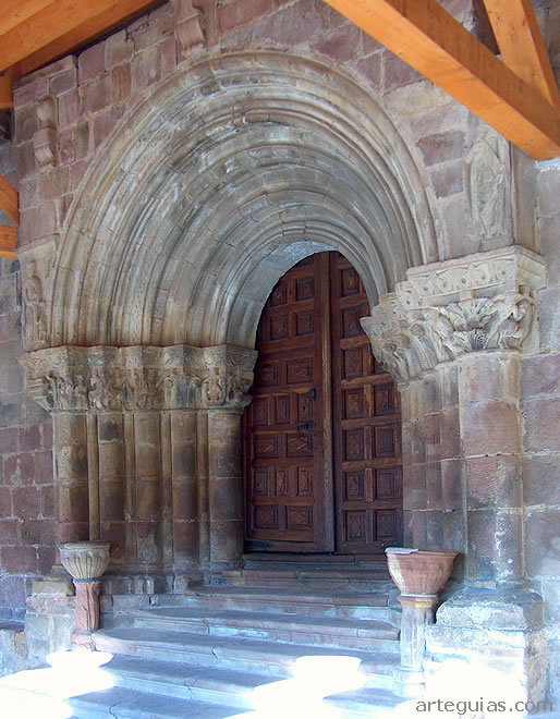 Magn&iacute;fica portada de la iglesia de Pineda de la Sierra